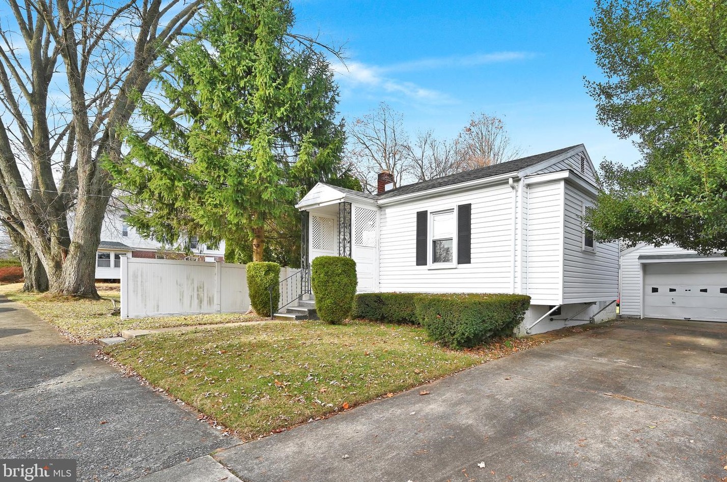 911 Greenway Ter, Reading, PA 19607-1722