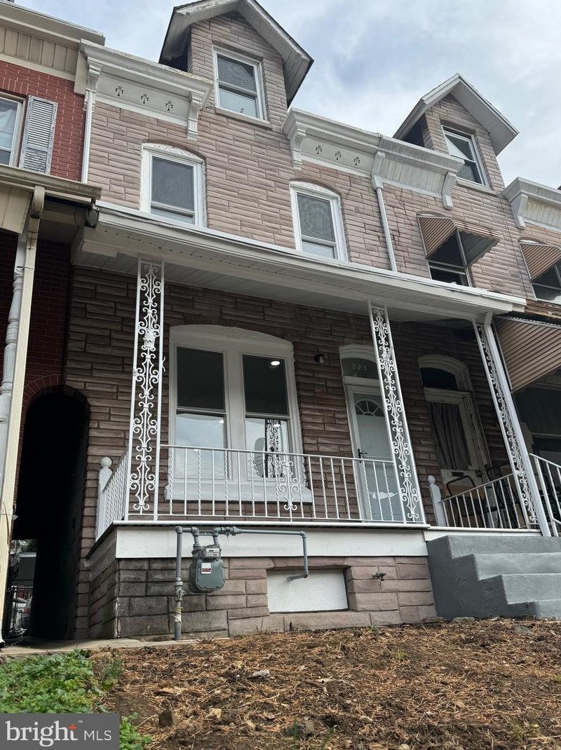 223 Chapel Ter, Reading, PA 19602-2051