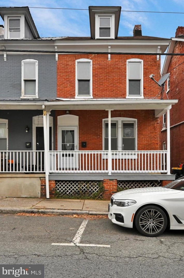 18 2nd St, Womelsdorf, PA 19567-1212