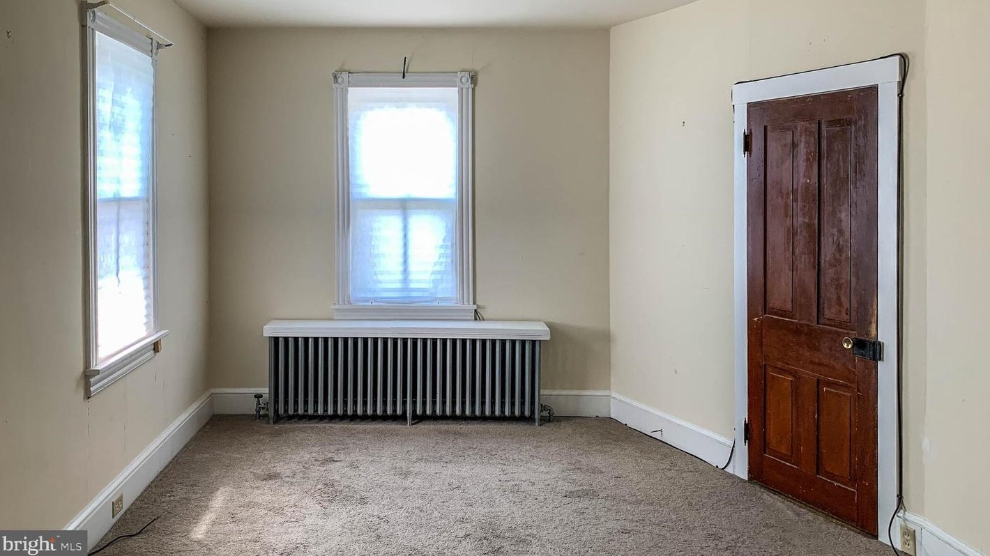 11 Maple St #2nd Floor, Hummels Store, PA 19540