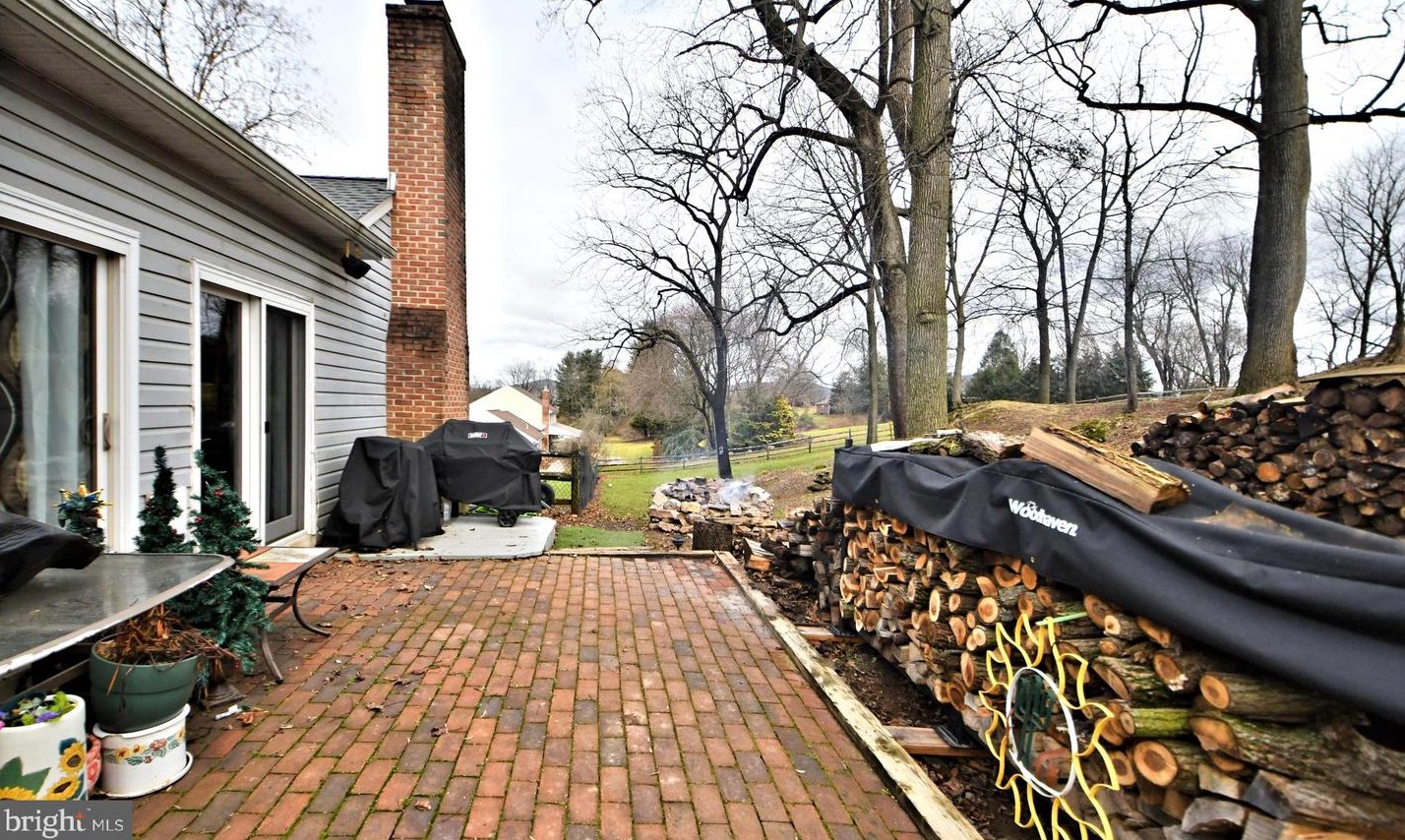 8 Country Ln, Douglassville PA  19518-9627 exterior