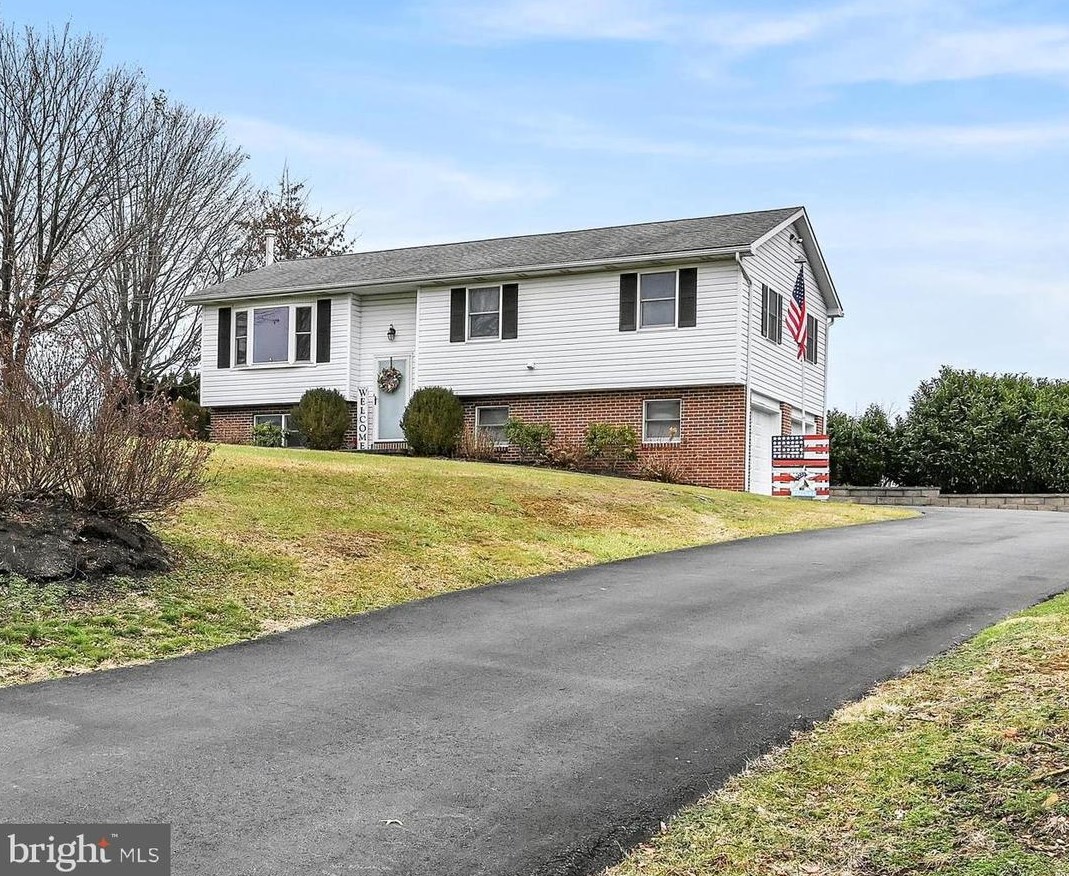 15 Ginna B Dr, Robesonia PA 19551-9668 exterior