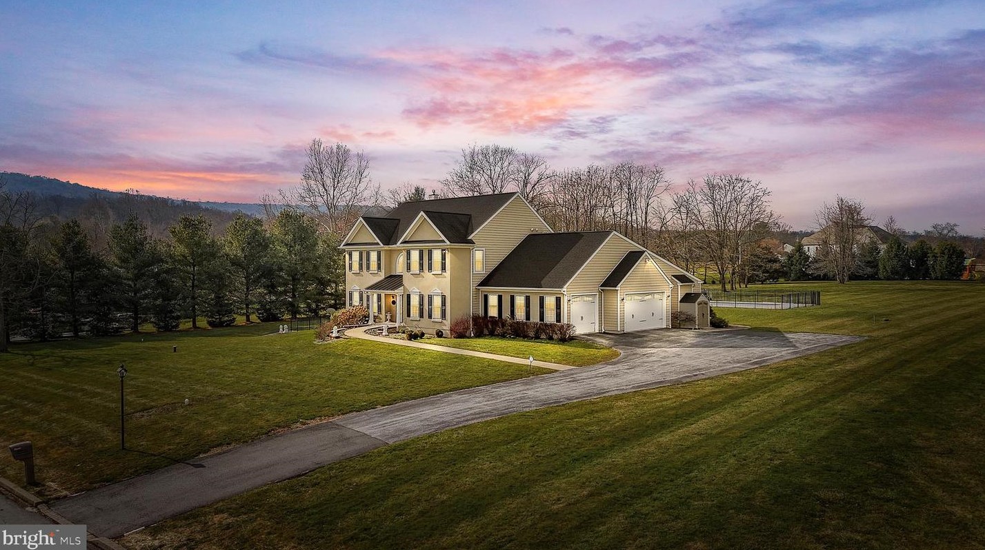 107 Blackwood Ln, Douglassville, PA 19518