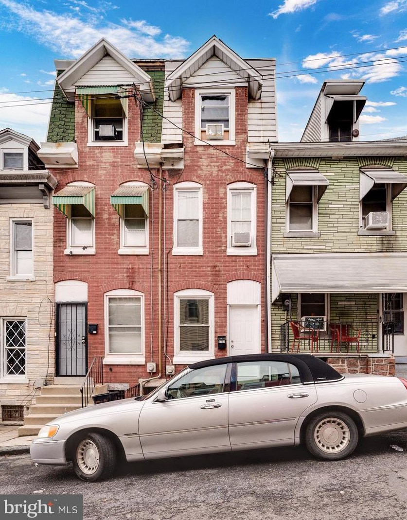 513 Maple St, Reading PA 19602-2560 exterior