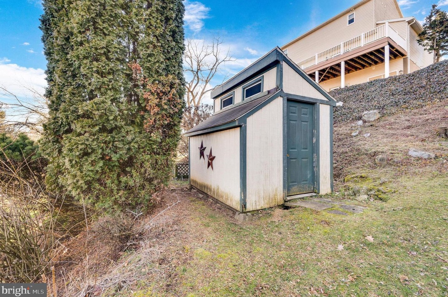 3800 Hilltop Ave, Reading PA  19605-1142 exterior