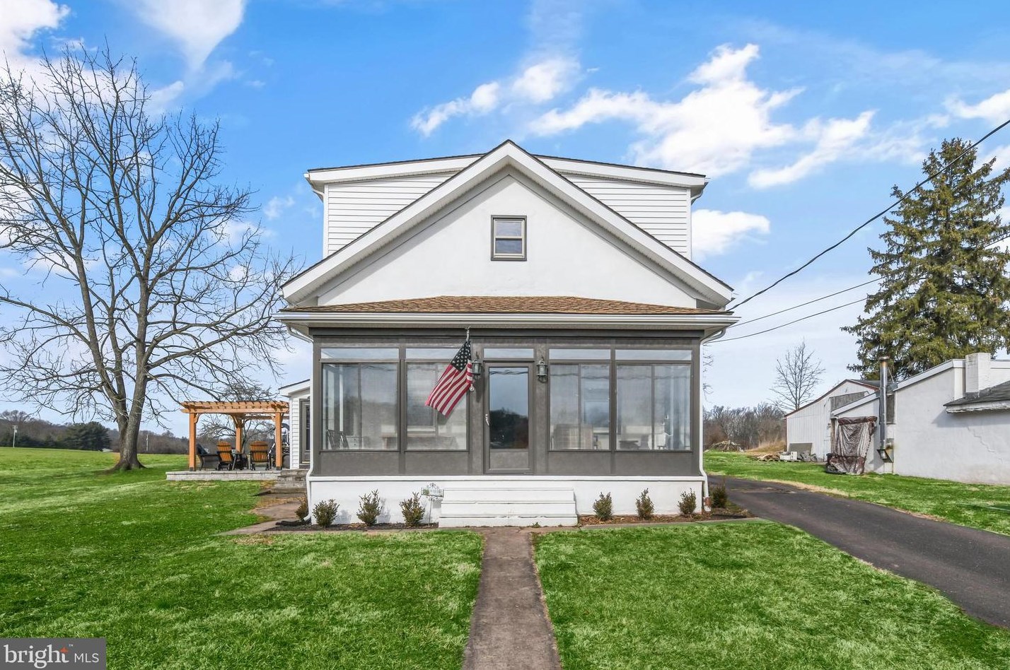 381 Red Corner Rd, Douglassville, PA 19518-9732