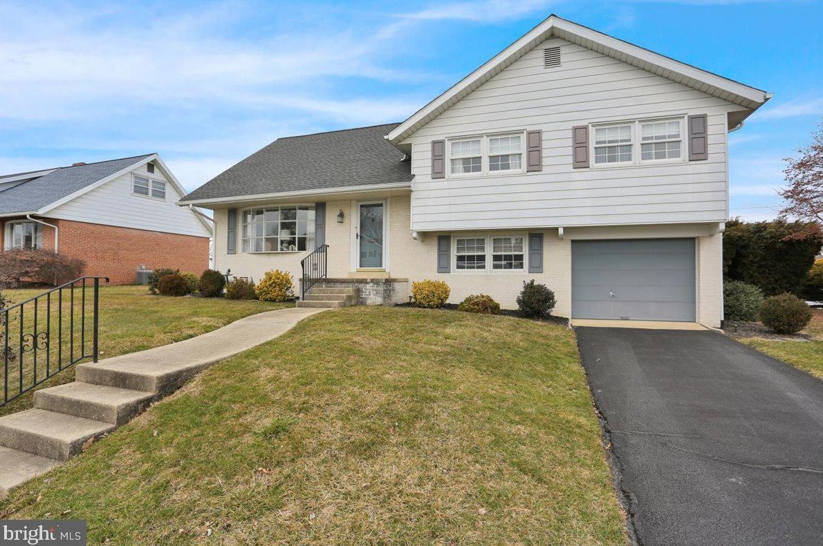 1309 Dogwood Dr, Reading, PA 19609-1009