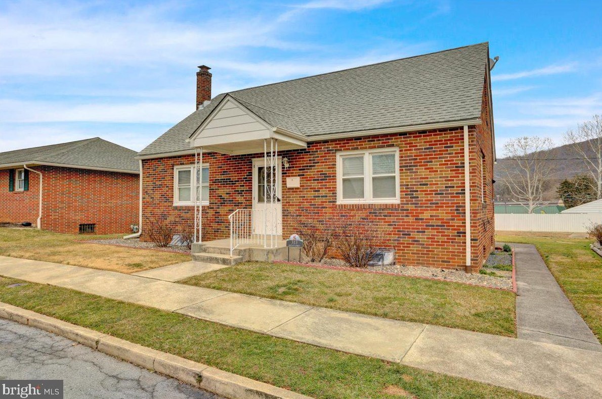 313 Bartlett St, Reading, PA 19611-2032