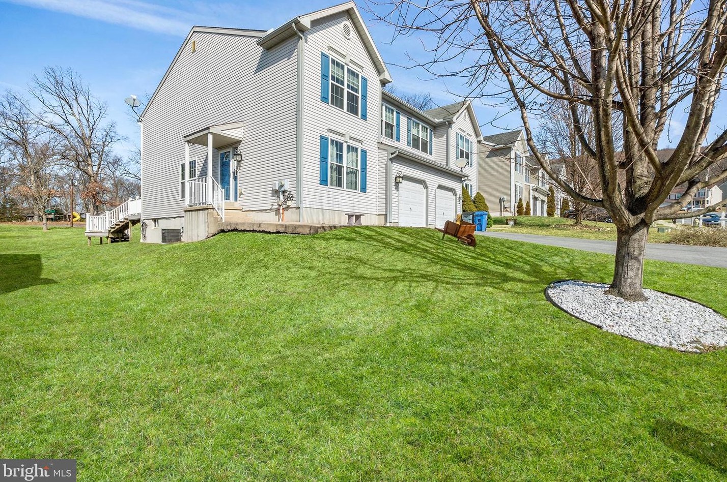1048 Alexander Dr, Spring Valley, PA 19560