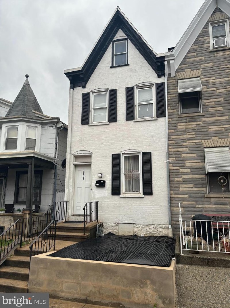 1204 Mulberry St, Reading PA  19604-2013 exterior