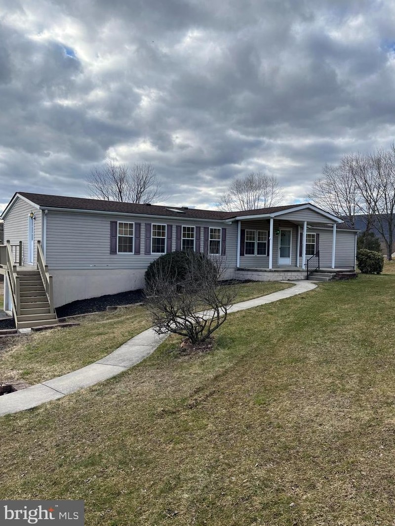 33 Walnut Rd, Moselem, PA 19526