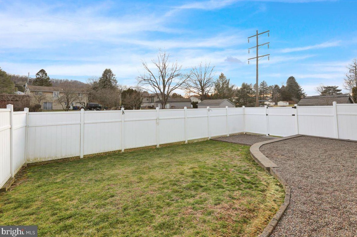 3414 Mohegan Dr, Reading PA  19608-8972 exterior