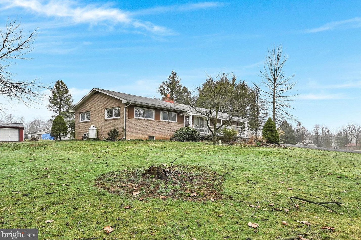405 Mill Rd, Womelsdorf, PA 19567-9213