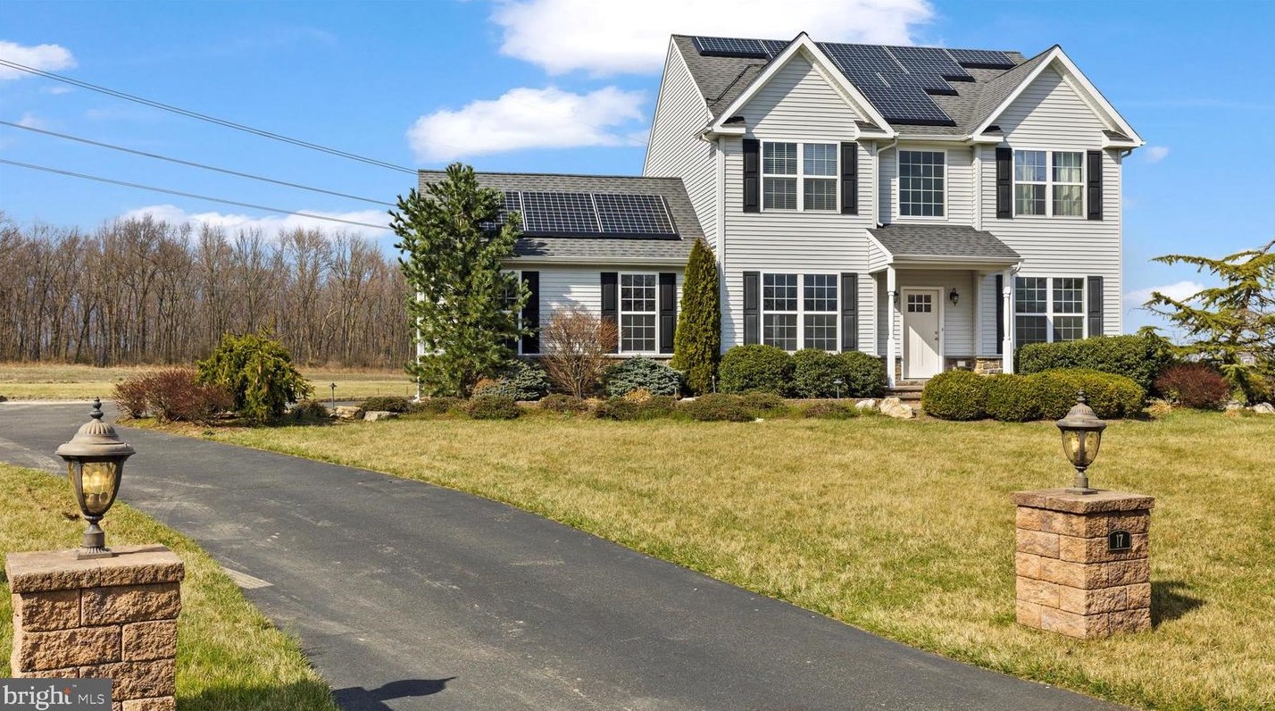 17 Tiffany Cir, Dale, PA 19504-8747