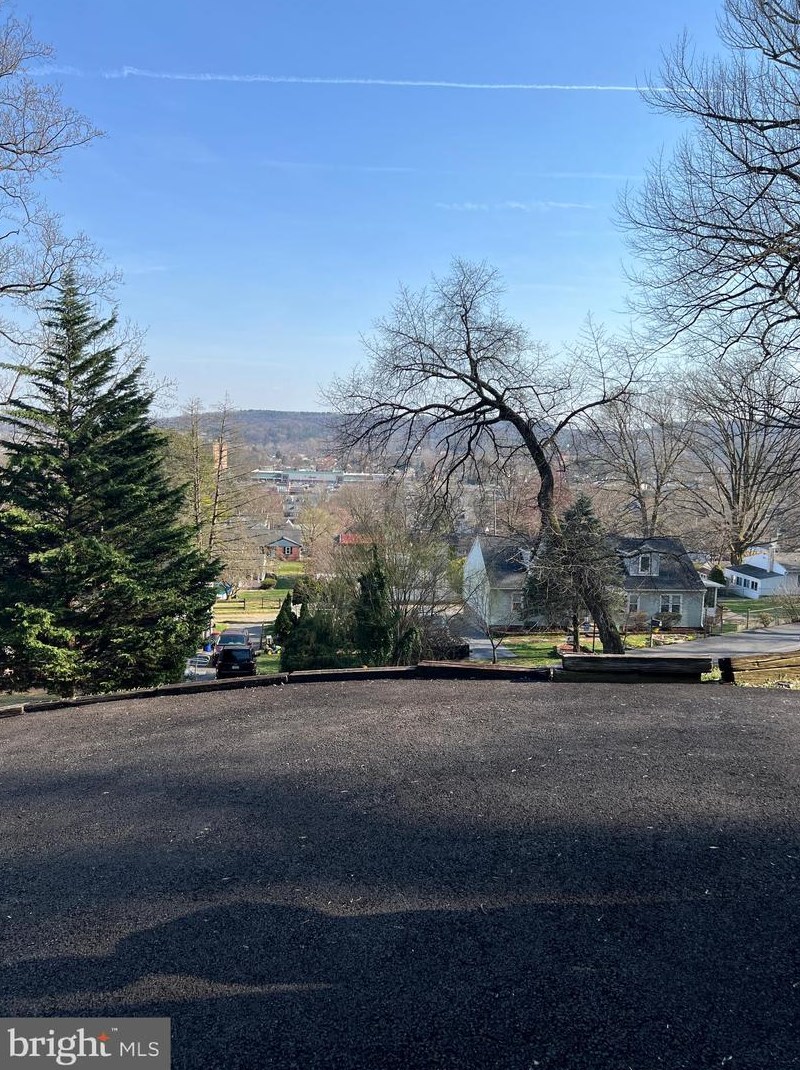 406 Hill Cir, Reading PA  19607-1369 exterior