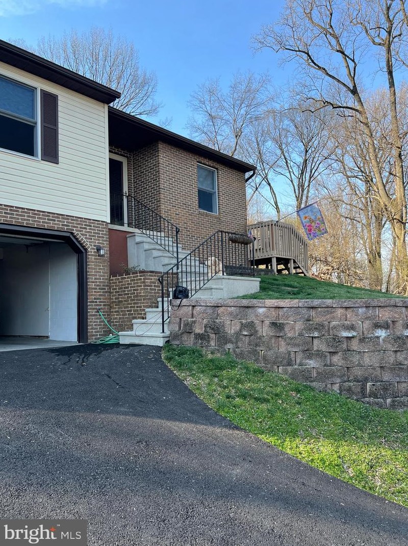 406 Hill Cir, Reading PA  19607-1369 exterior