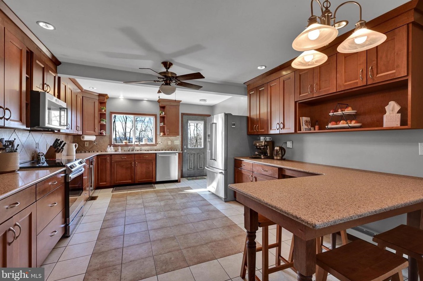 617 Scenic Dr, New Schaefferstown, PA 19506