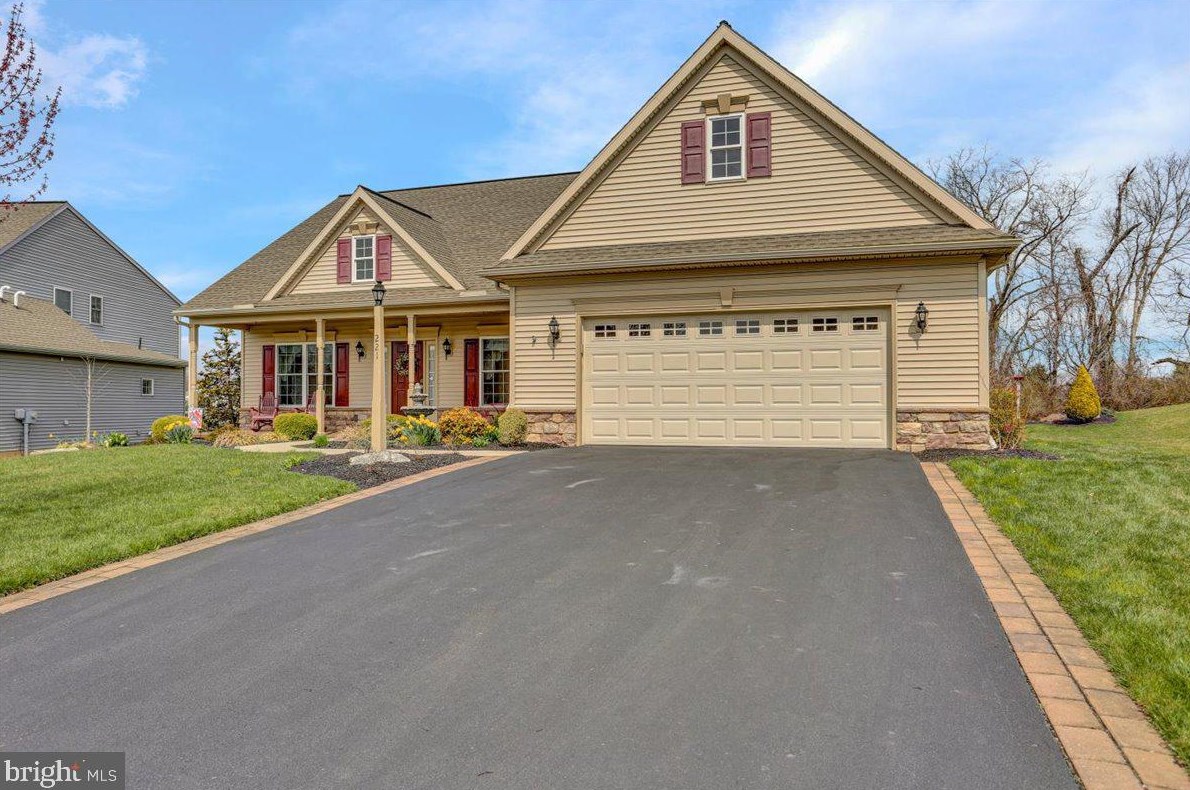 221 Copper Beech Ln, Womelsdorf, PA 19567-7013