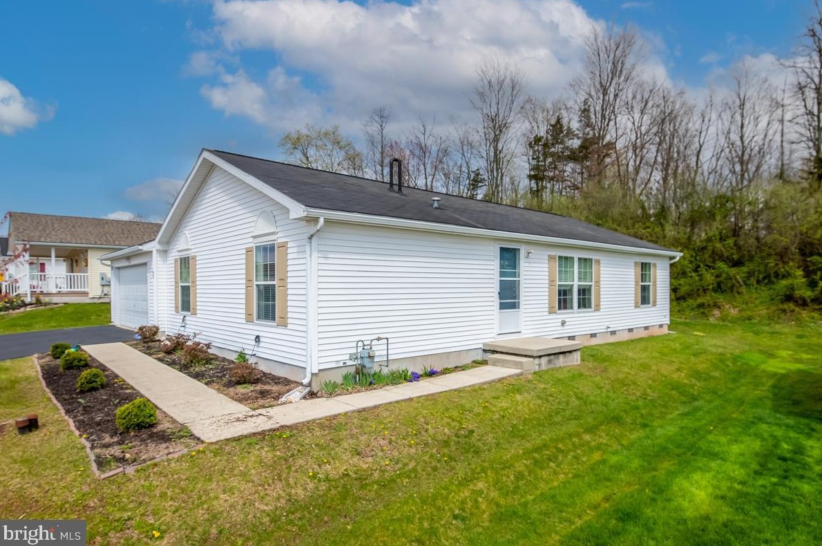 62 Random Rd, Douglassville, PA 19518