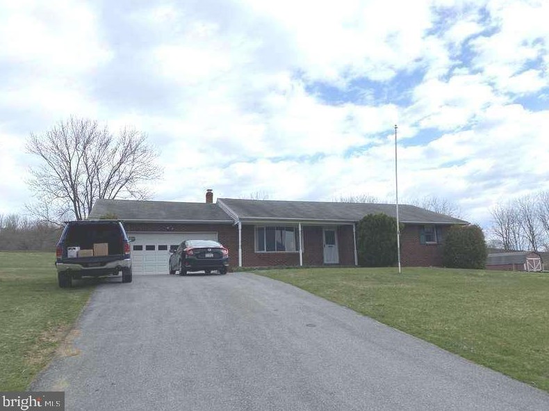 607 Hawk Mountain Rd, Steinsville, PA 19529-8802