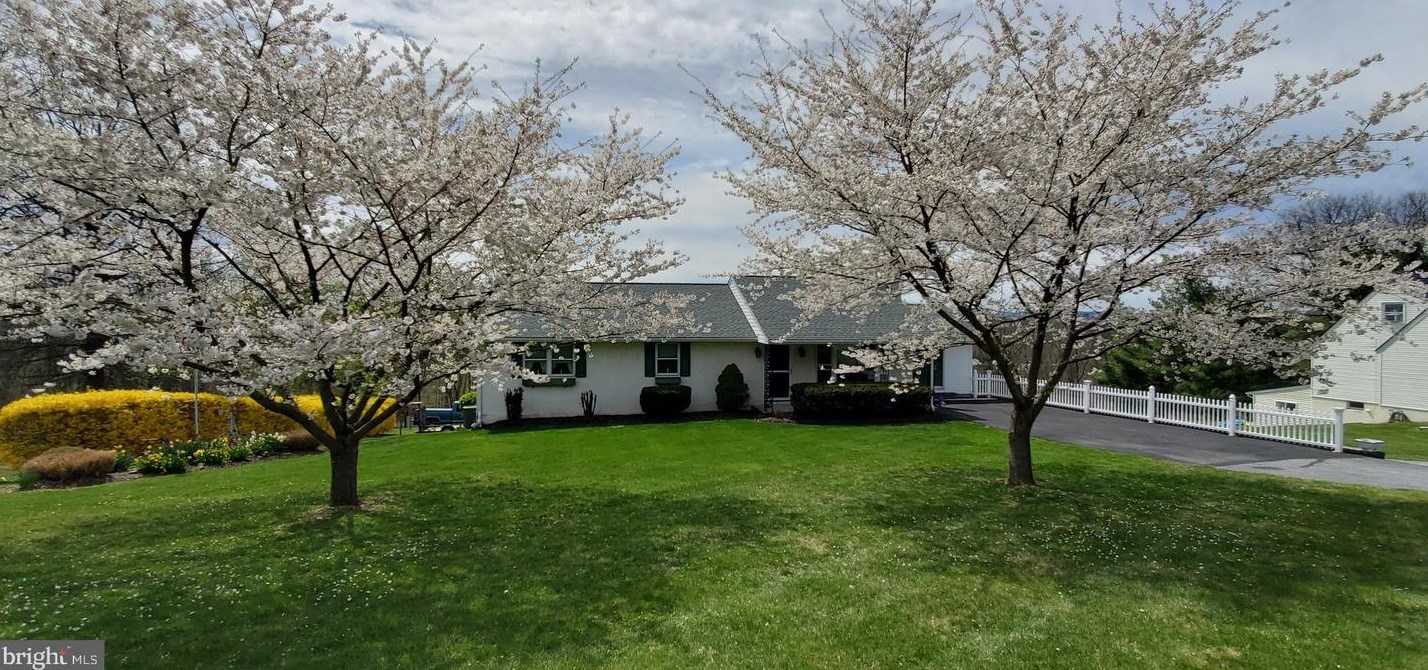 58 Sunset Dr, Spangsville, PA 19512-8480