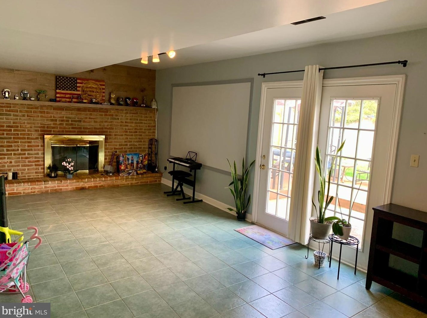 1043 Ben Franklin Hwy, Douglassville PA  19518-1804 exterior