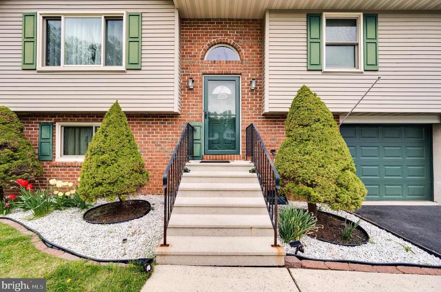 327 Smokering Dr, Robesonia, PA 19551
