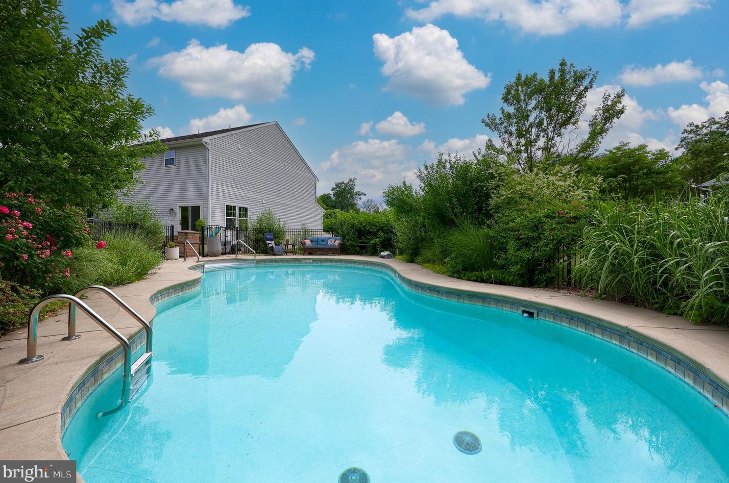 5107 Peach Blossom Dr, Douglassville PA  19518-1328 exterior