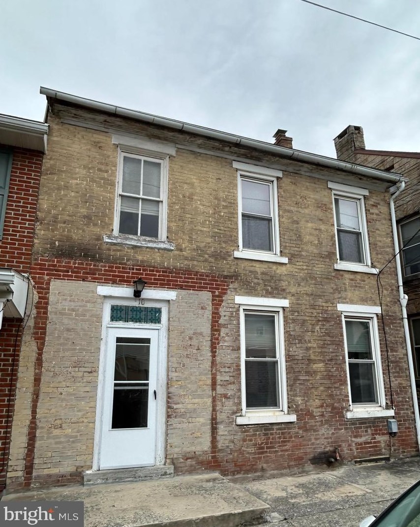 10 S Kemp St, Lyon Station, PA 19536