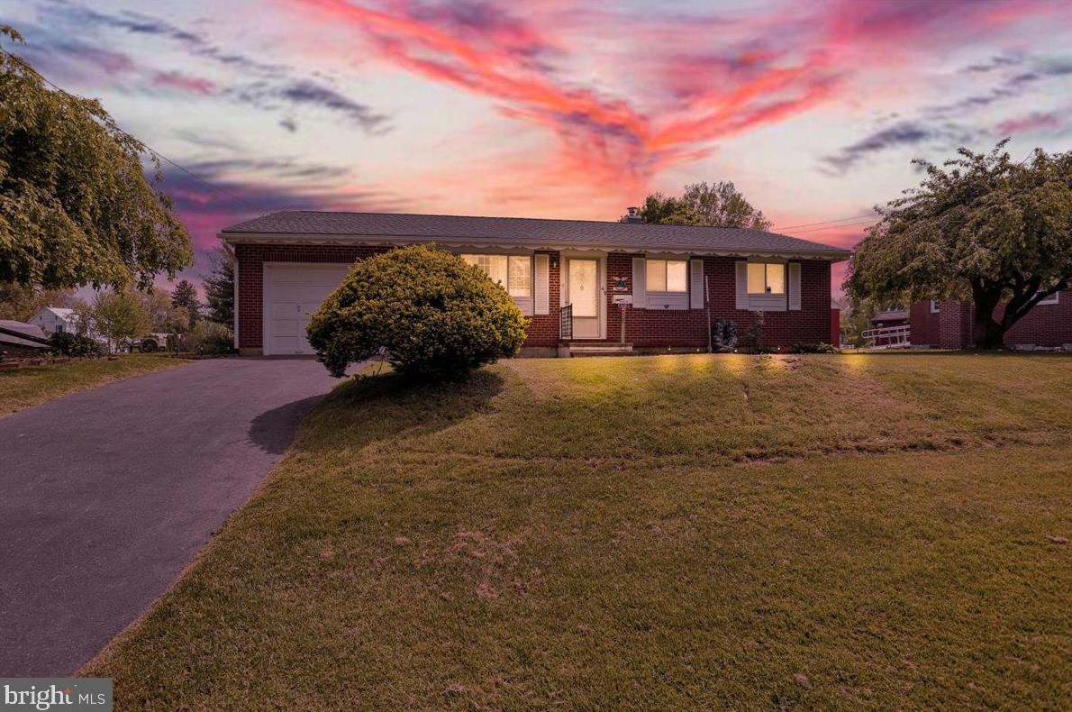 40 Hall Rd, Shoemakersville, PA 19555-1104