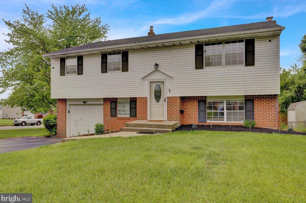 4962 Apple Dr, Reading, PA 19606-3485