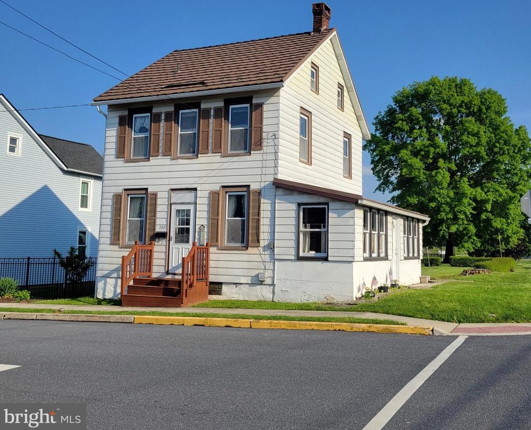 228 W Barkley St, Topton, PA 19562