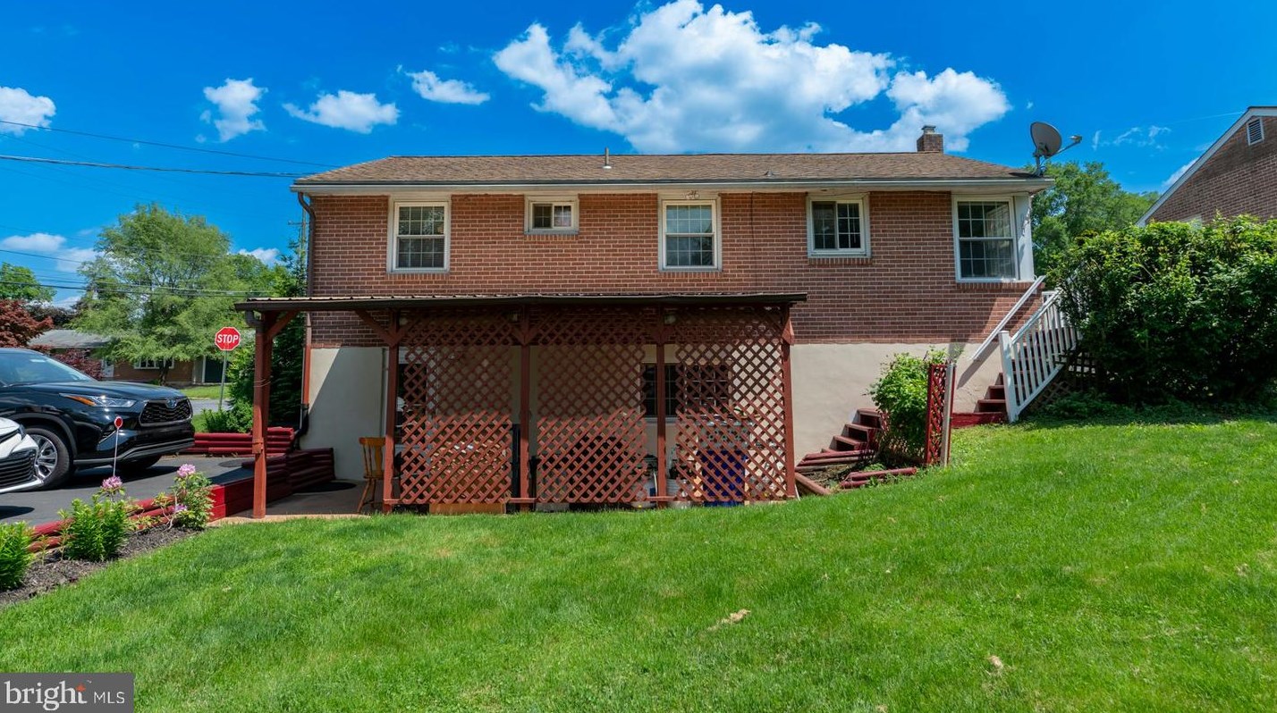 18 Lincoln Dr, Reading, PA 19606-3625