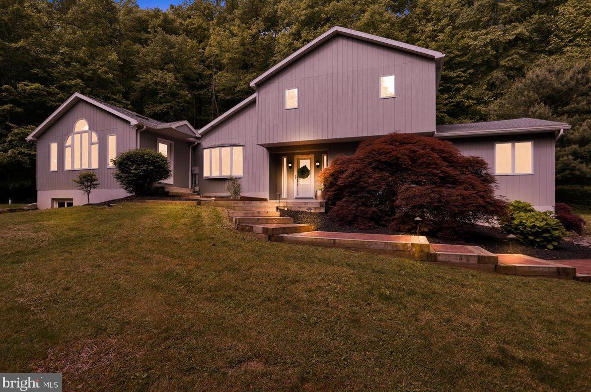 19 Chickadee Ln, Hereford, PA 18056-1550