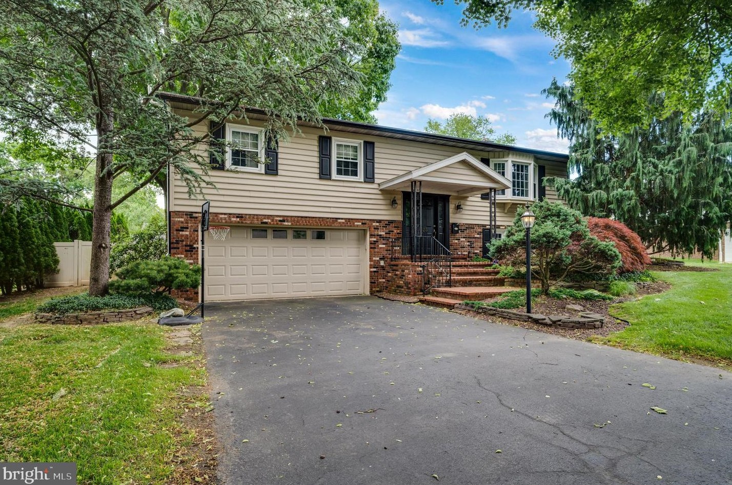 23 Dorchester Dr, Reading, PA 19610-1811