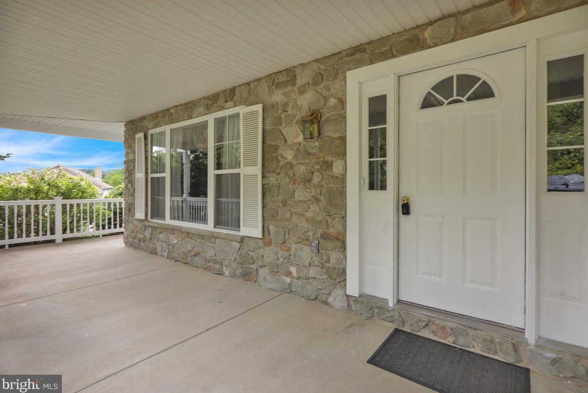 147 Fox Hill Dr, Wernersville, PA 19565-9336