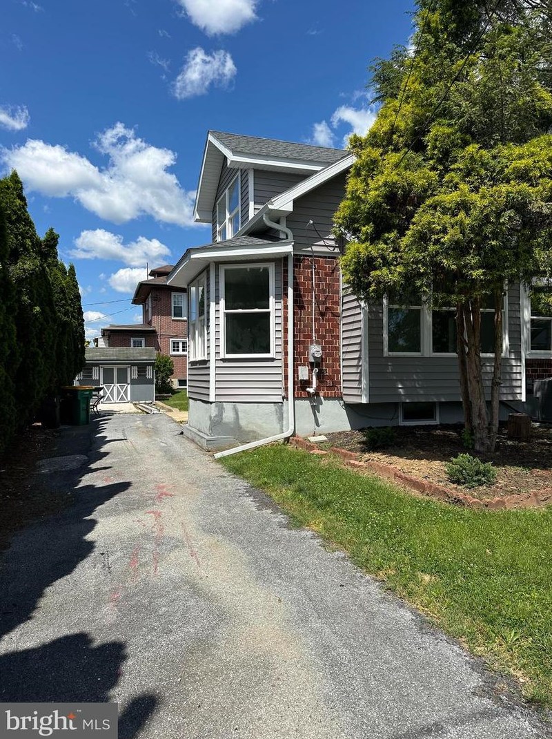 2102 Reading Ave, Reading PA  19609-2031 exterior