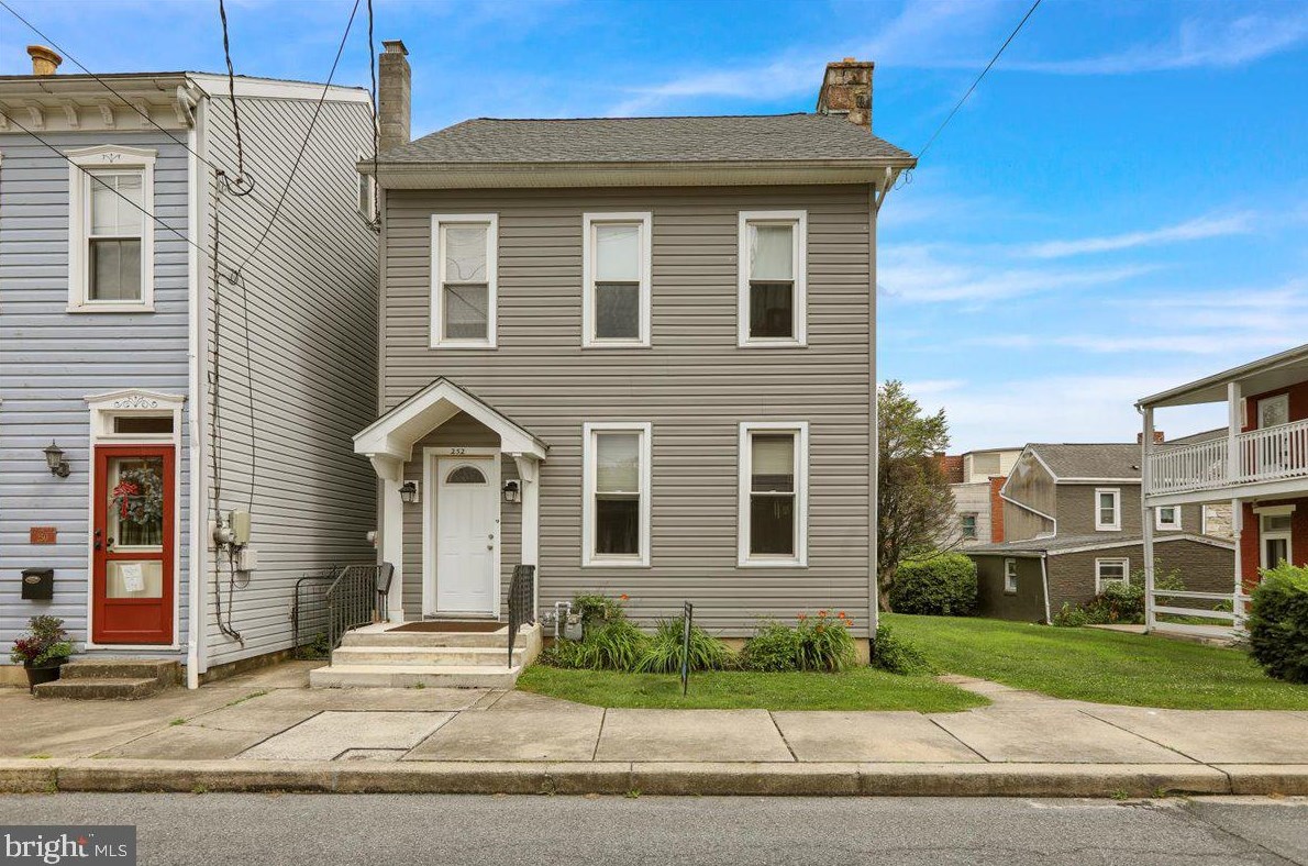 252 W Walnut St, Greenwich, PA 19530