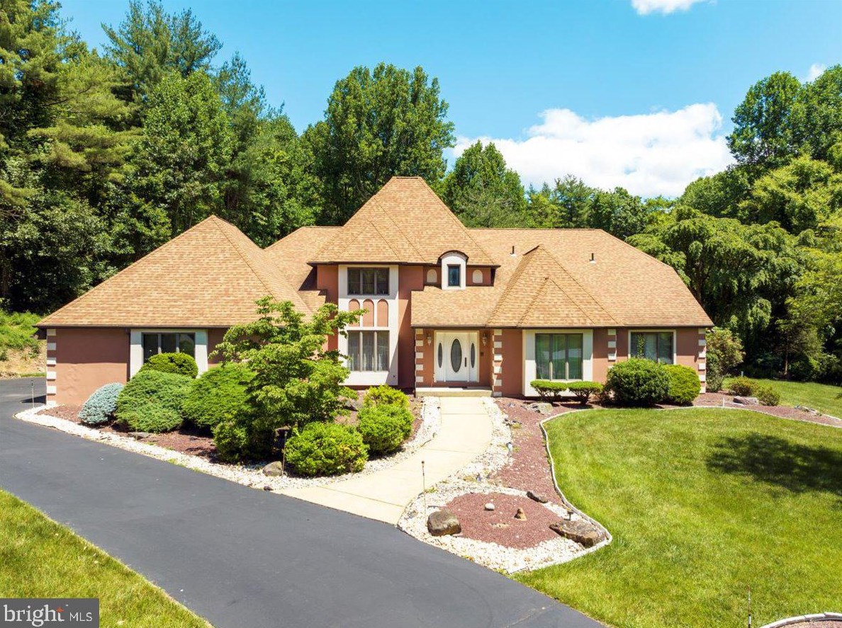 16 Grouse Point Cir, Reading, PA 19607-9767