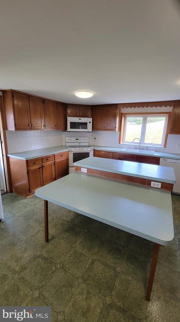 9 School House Rd, Hereford, PA 18056-1548
