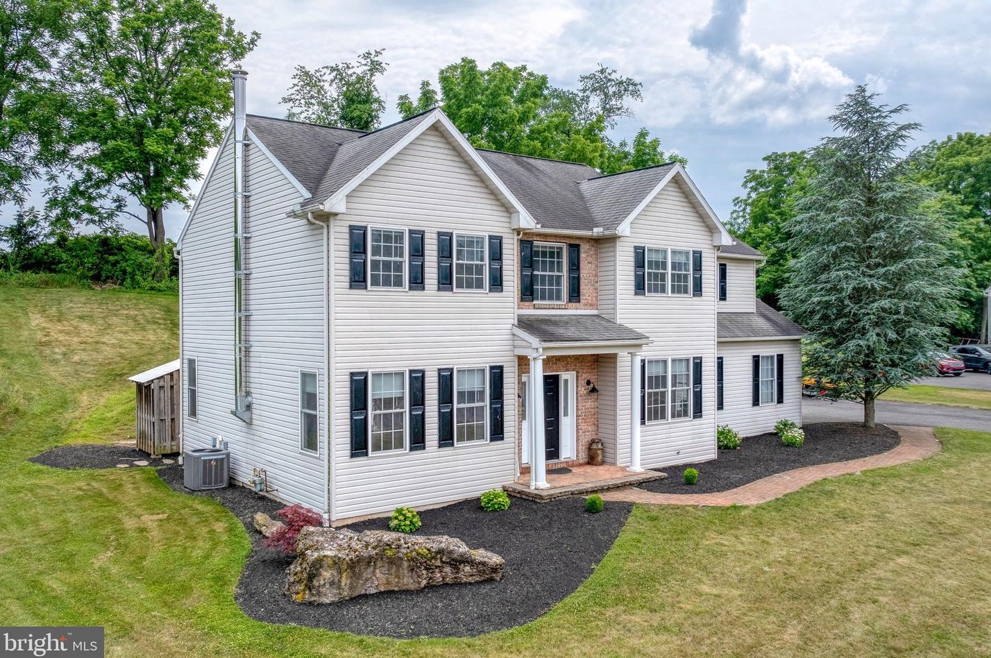 102 Serenity Ct, Douglassville, PA 19518