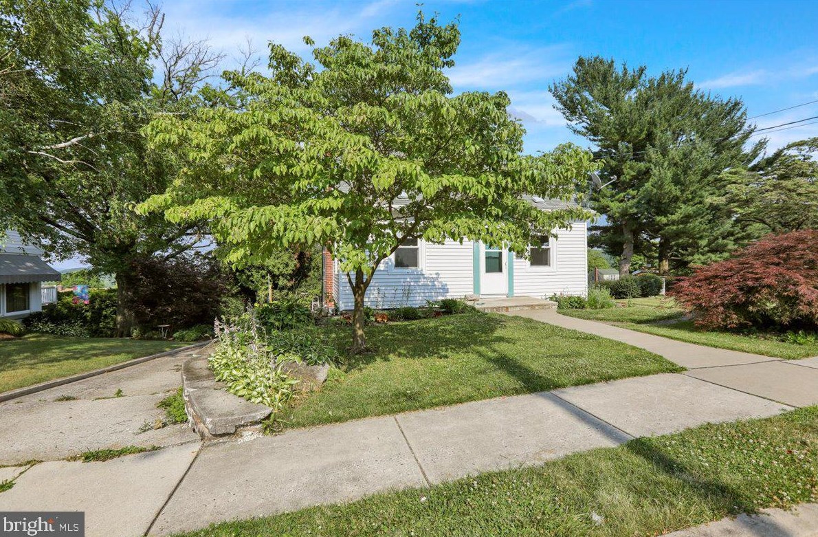 141 Chestnut St, Hummels Store, PA 19540