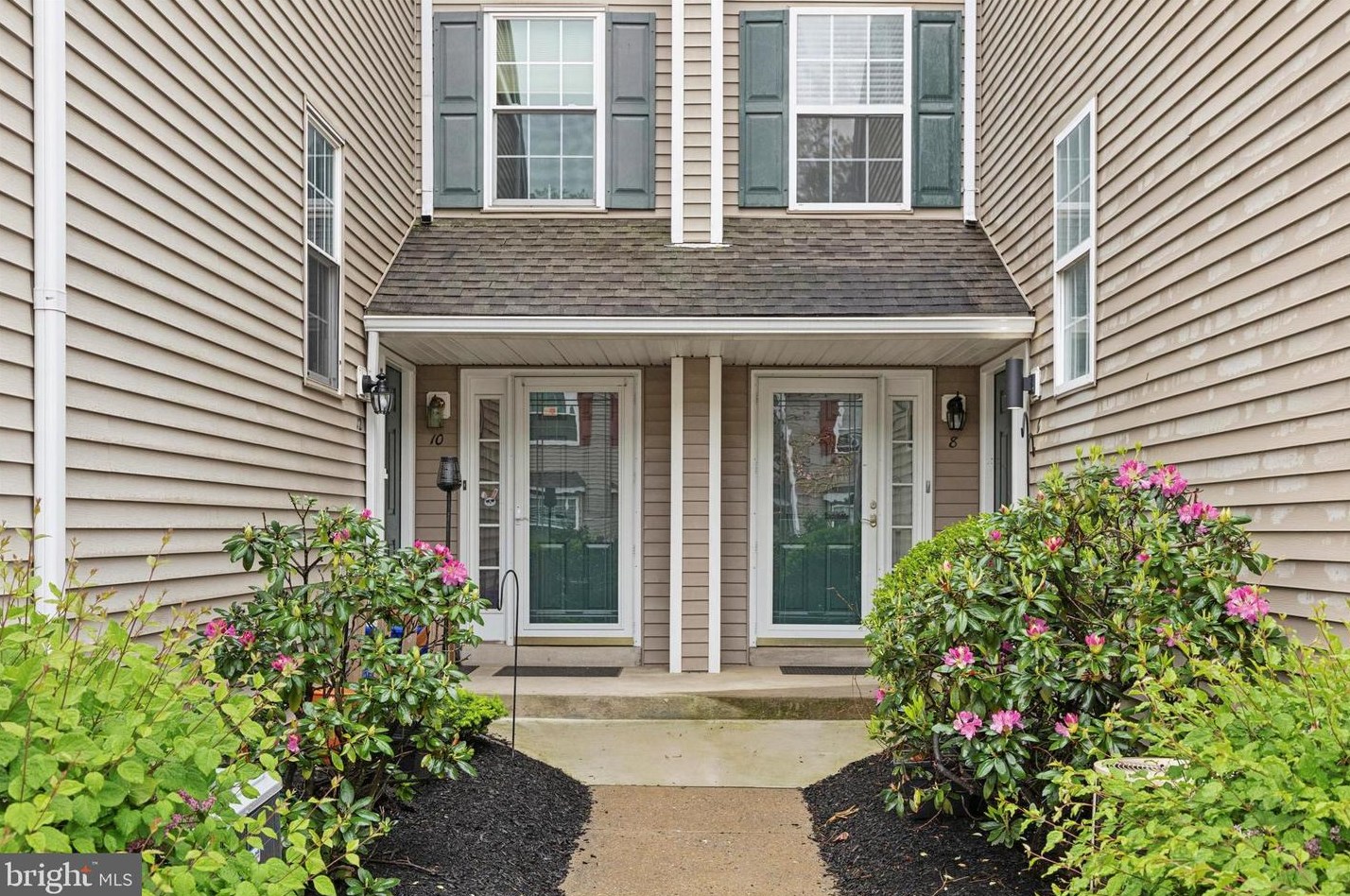 6 Horseshoe Dr, Douglassville, PA 19518