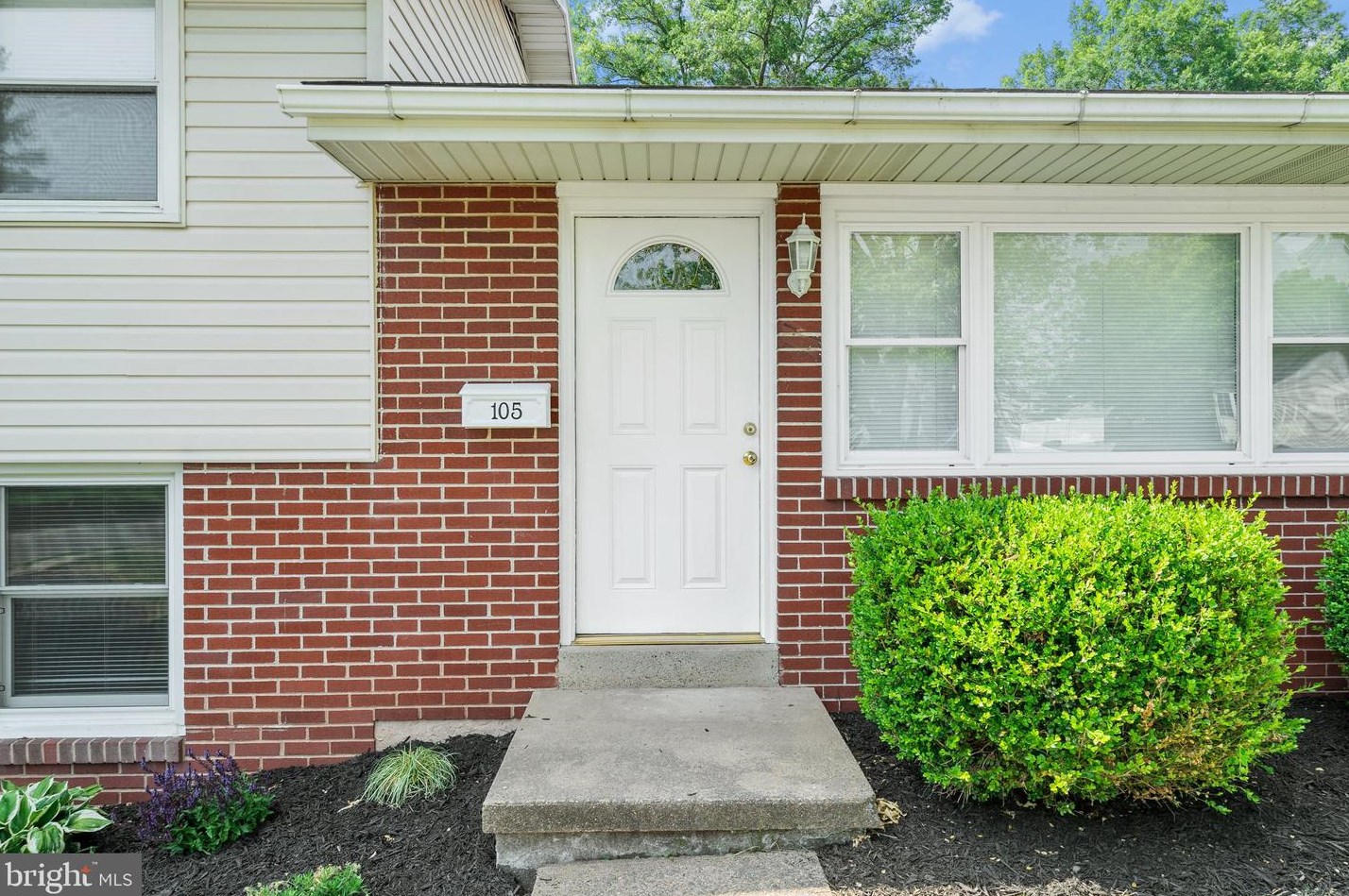 105 Briarwood Dr, Douglassville, PA 19518