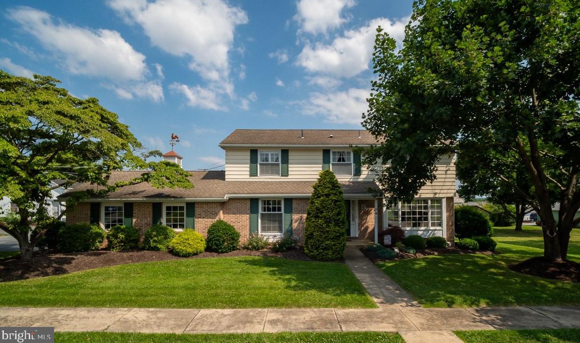 15 E Keller St, Topton, PA 19562