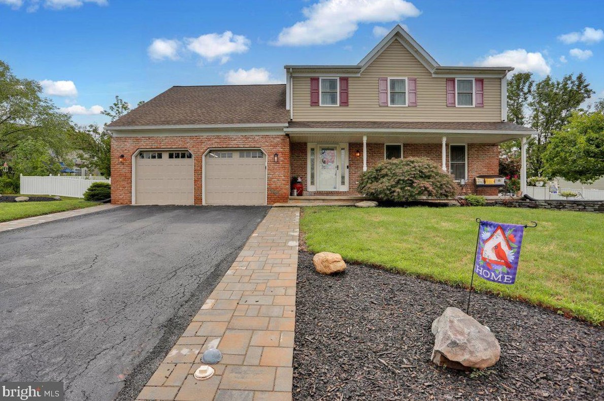 208 Battenkill Dr, Douglassville, PA 19518