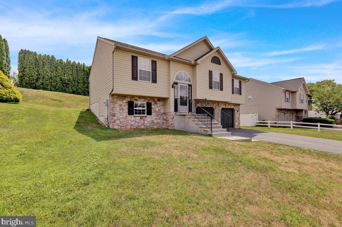319 Winding Way, Womelsdorf, PA 19567