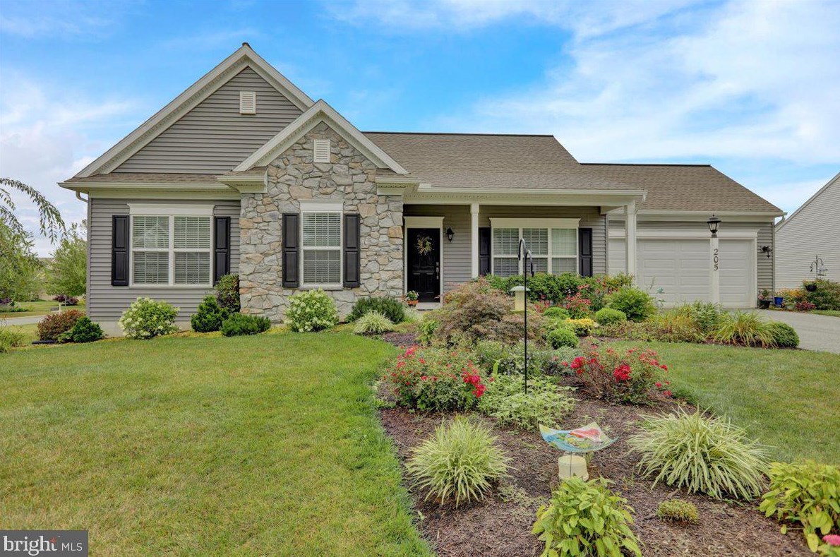 205 Sweet Birch Ln, Womelsdorf, PA 19567