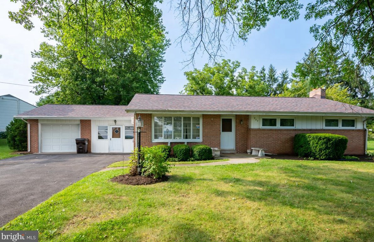 909 Nicholson Ave, Douglassville, PA 19518