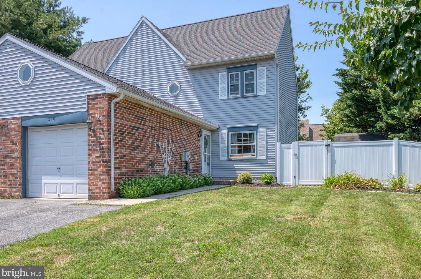 210 S 5th St, Womelsdorf, PA 19567